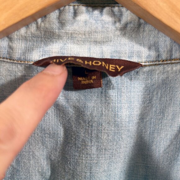 Hive & Honey Sleeveless light blue denim button down size L - Picture 3 of 5